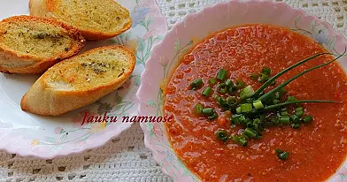 Trinta pomidorų ir agurkų sriuba