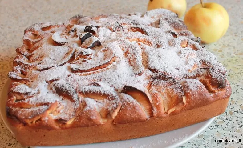 Kefyro pyragas su obuoliais