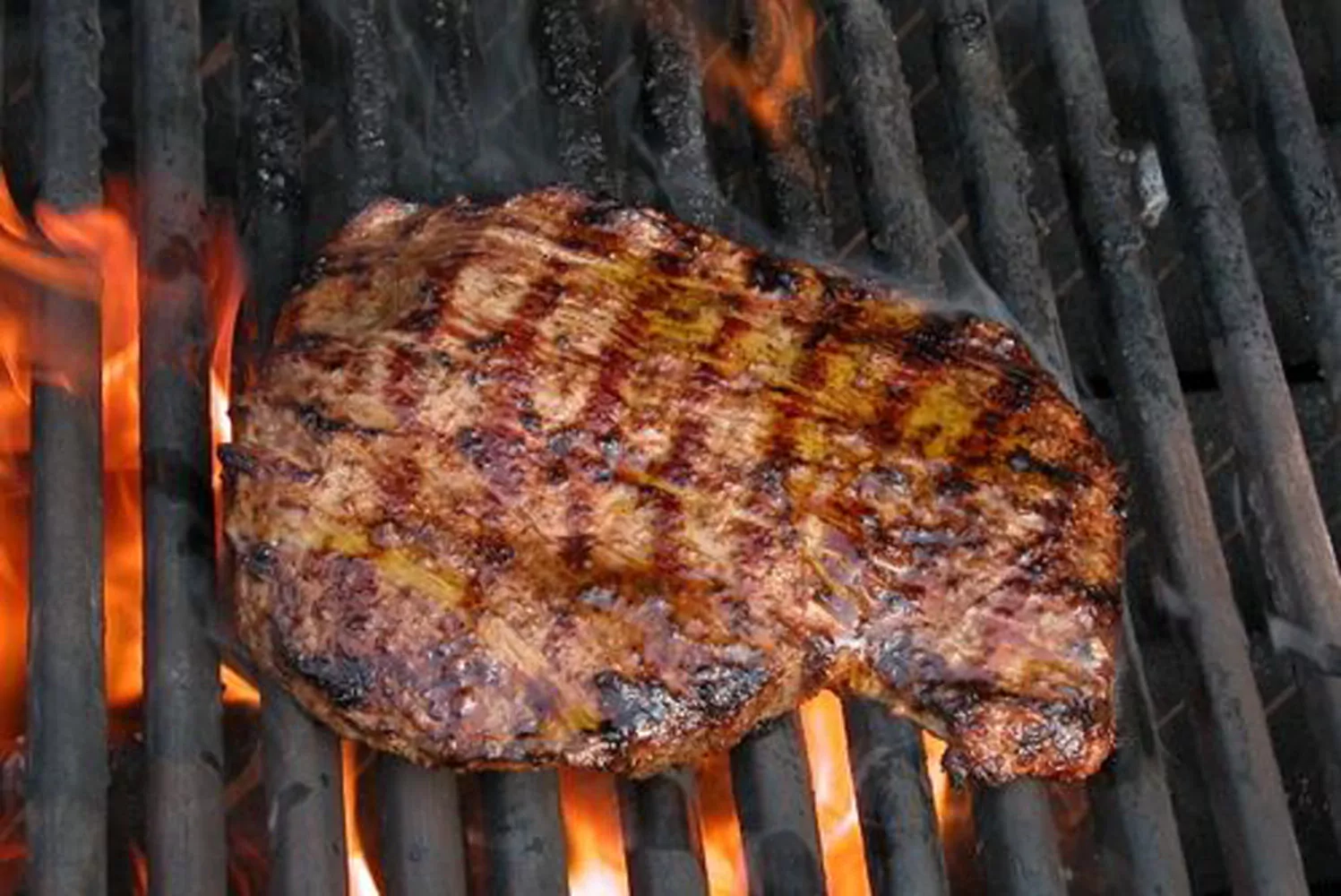 Jautienos steikas keptas kamado tipo grilyje