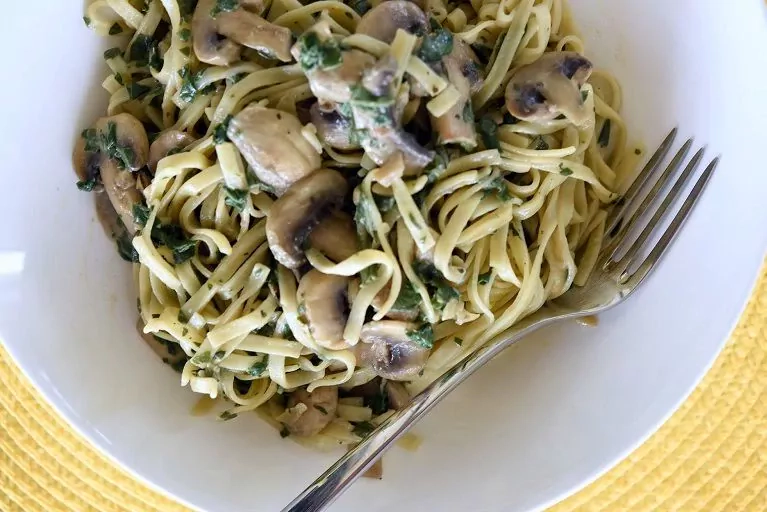 Makaronai su špinatais, pievagrybiais ir karamelizuotais svogūnais