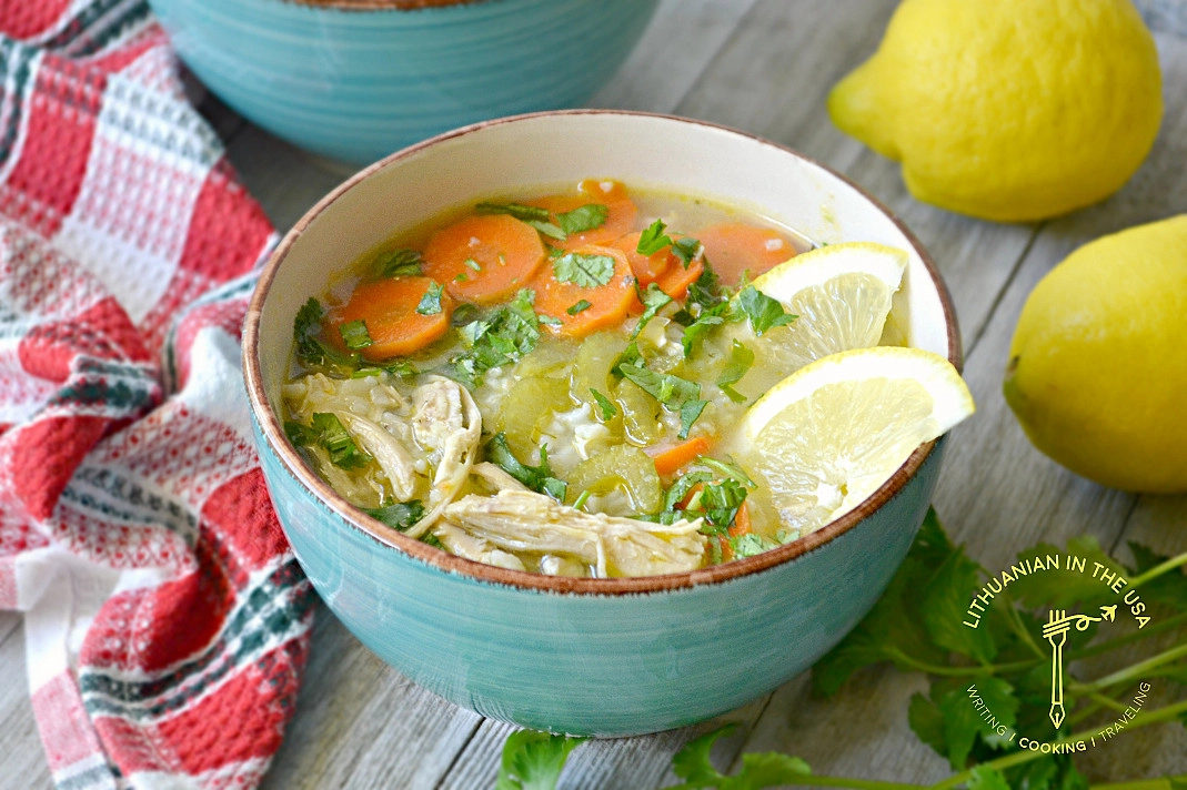 Здоровый лимонный куриный суп с рисом и овощами