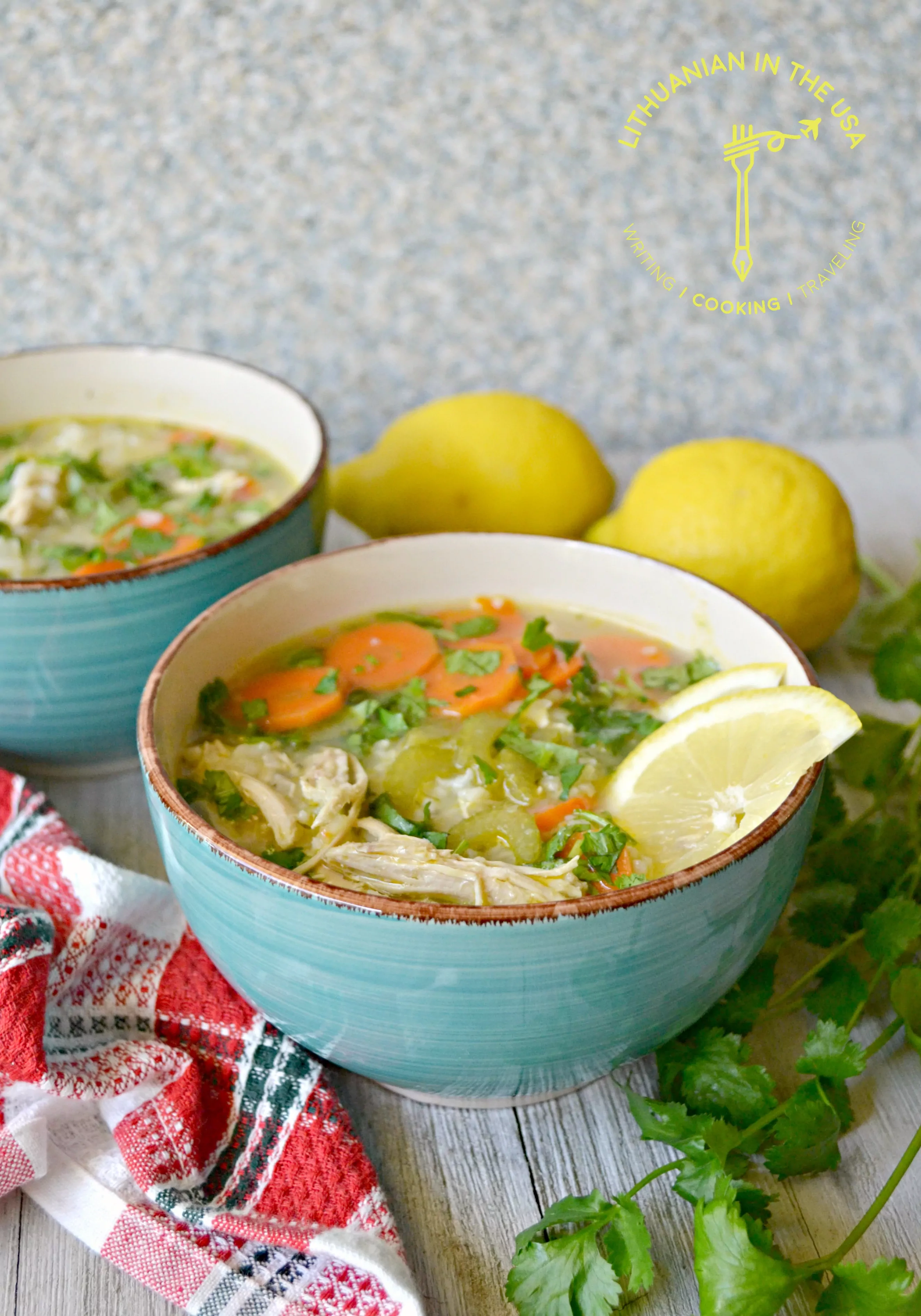 Здоровый лимонный куриный суп с рисом и овощами