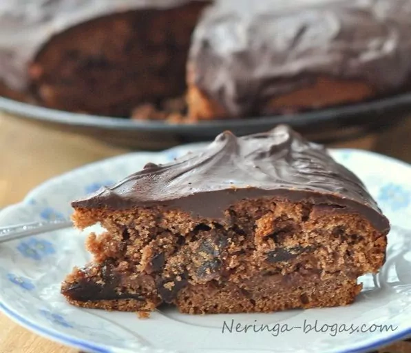 Meduolinis keksas kvepiantis imbieru bei džiovintom slyvom