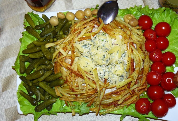 Sočiosios salotos "Lizdelis" (su rūkyta vištienos file)