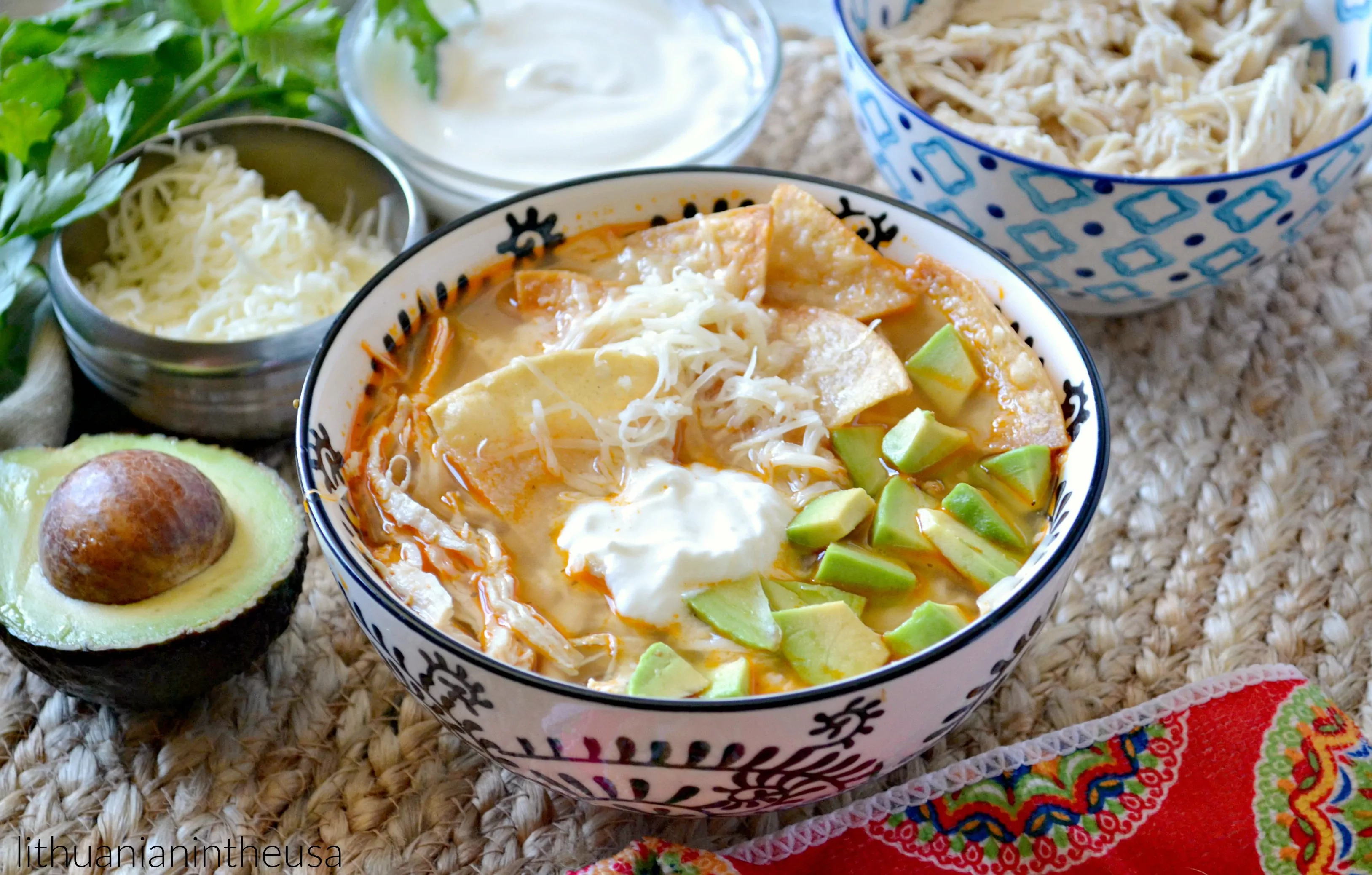 Lengvai paruošiama meksikietiška vištienos sriuba su tortilijos traškučiais ir avokadais Lengvai paruošiama meksikietiška vištienos sriuba su tortilijos traškučiais ir avokadais