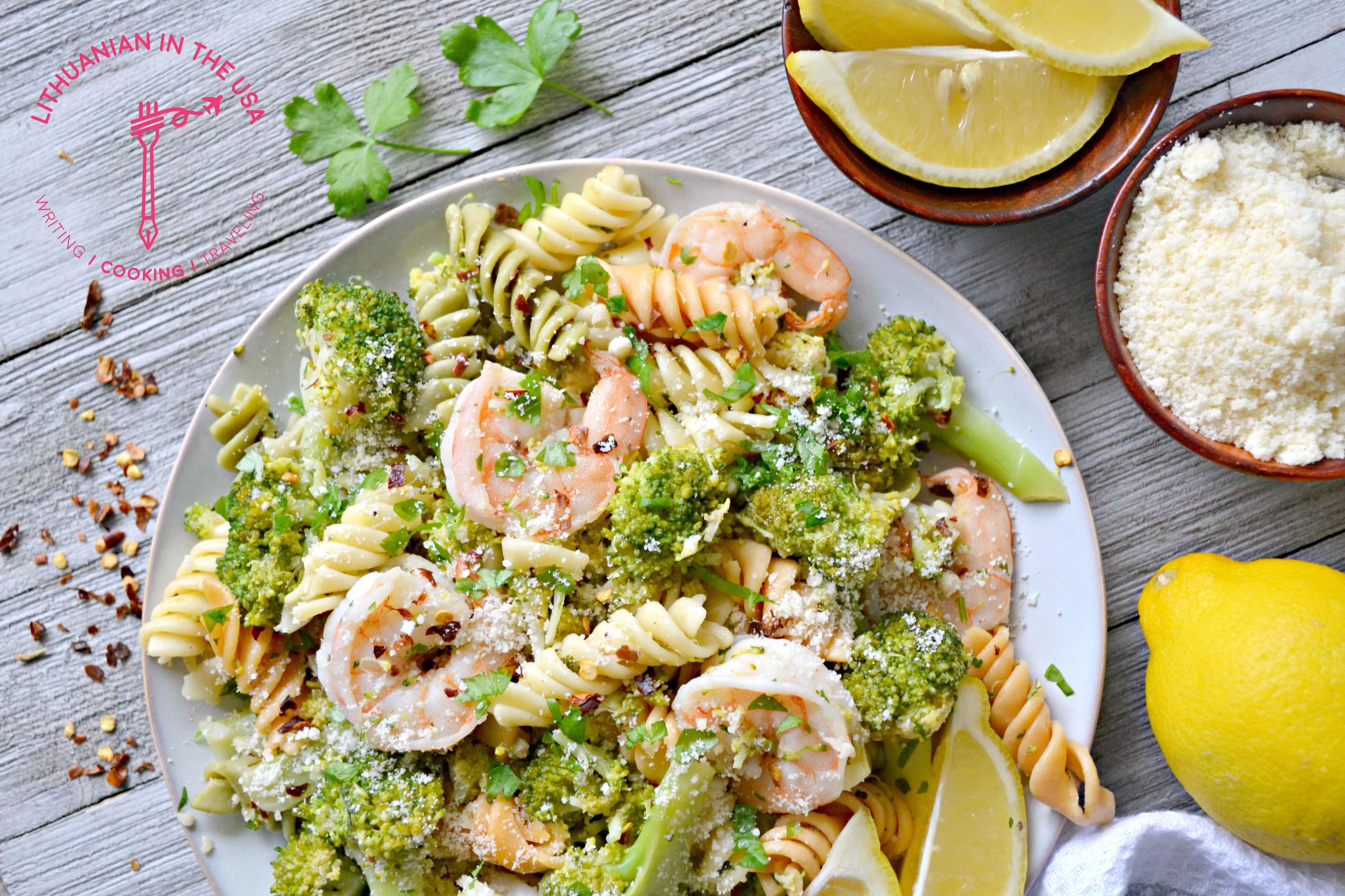 Greitai pagaminami makaronai su krevetėmis, brokoliais ir sūriu