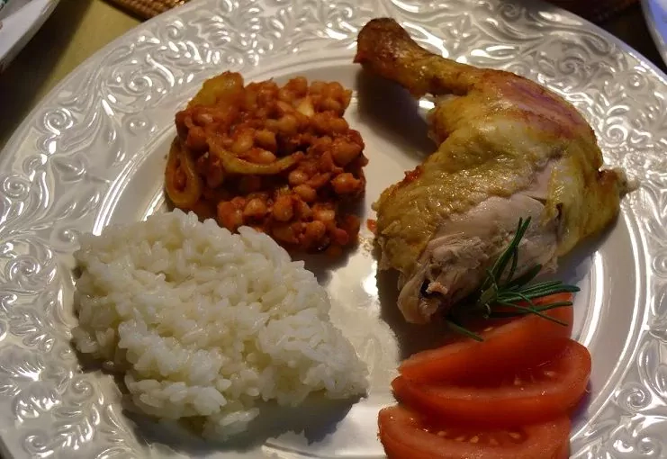 Sultingas keptas viščiukas įdarytas su pupelėmis