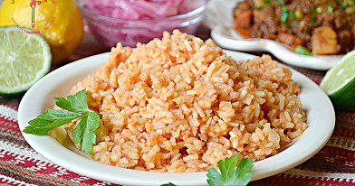Рис по мексикански, обжаренный на сковороде с томатным соусом