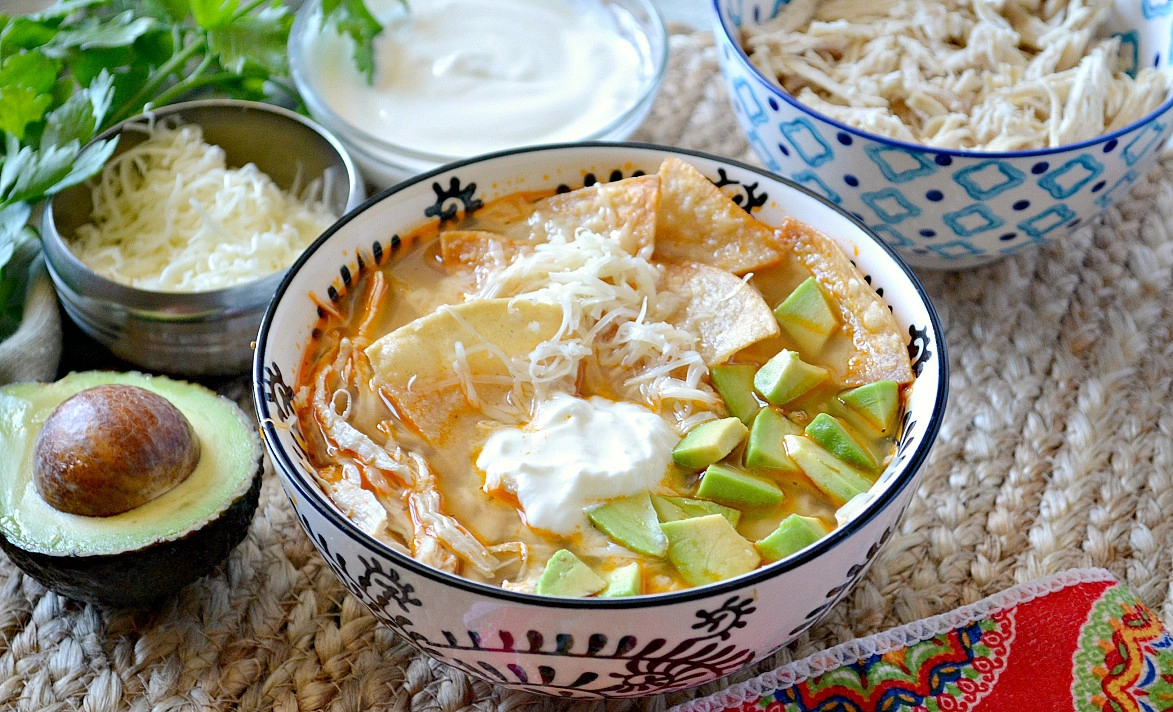 Простой в приготовлении мексиканский куриный суп с чипсами из тортильи и авокадо
