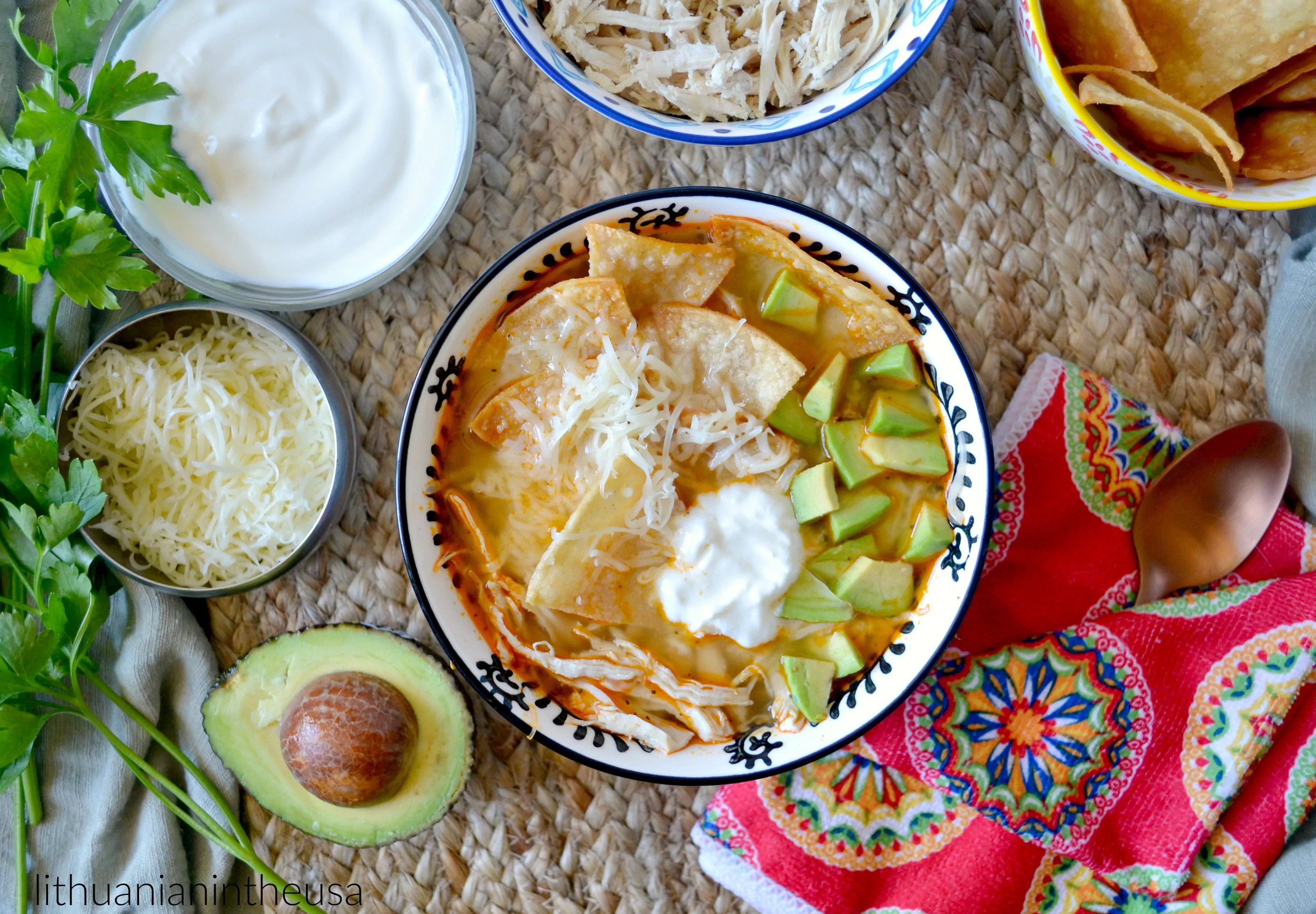 Простой в приготовлении мексиканский куриный суп с чипсами из тортильи и авокадо