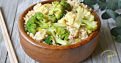 Kepti ryžiai su brokoliais, kiaušiniu ir svogūnų laiškais