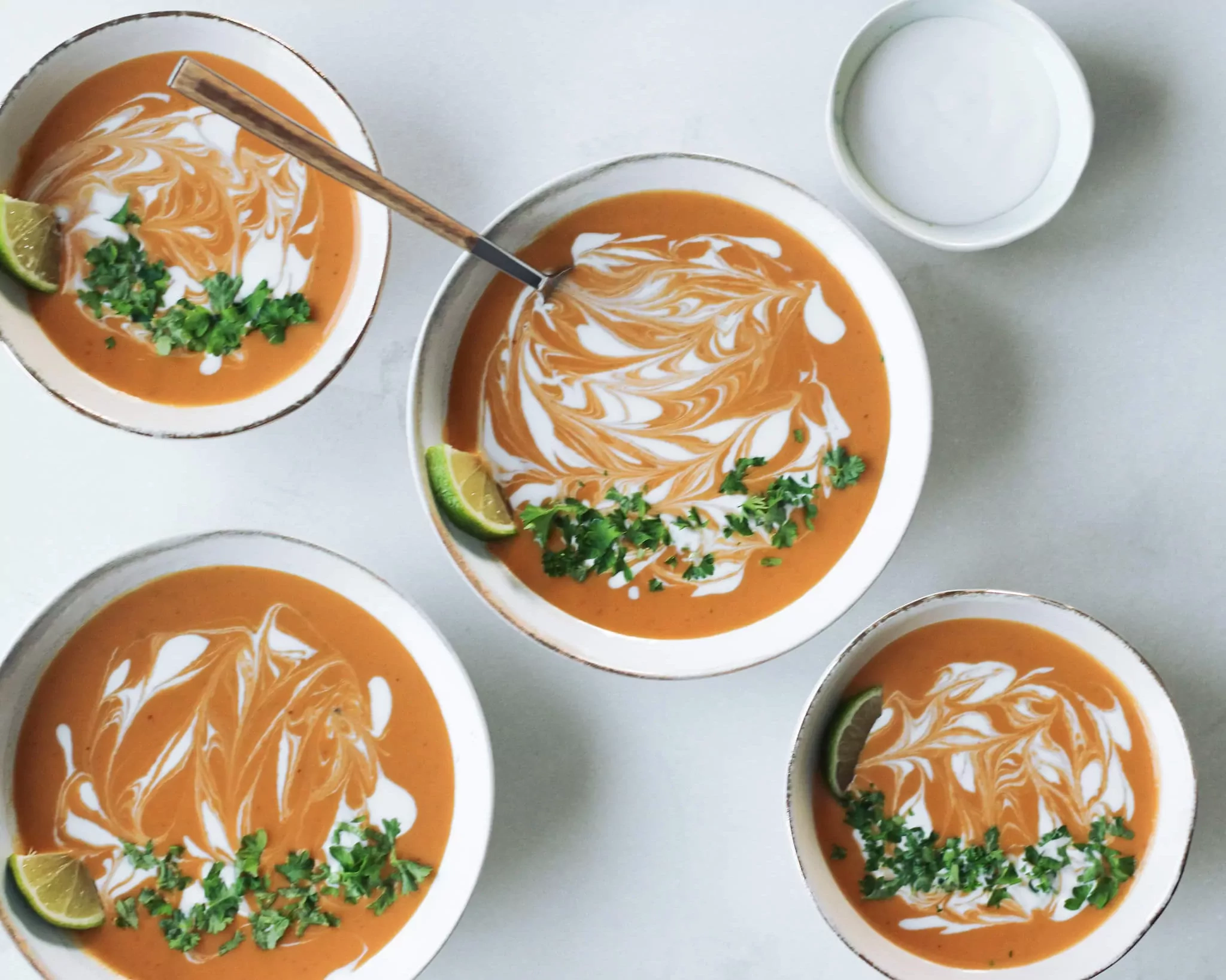 Tailandietiška trinta saldžių bulvių (batatų) sriuba su kokosų pienu