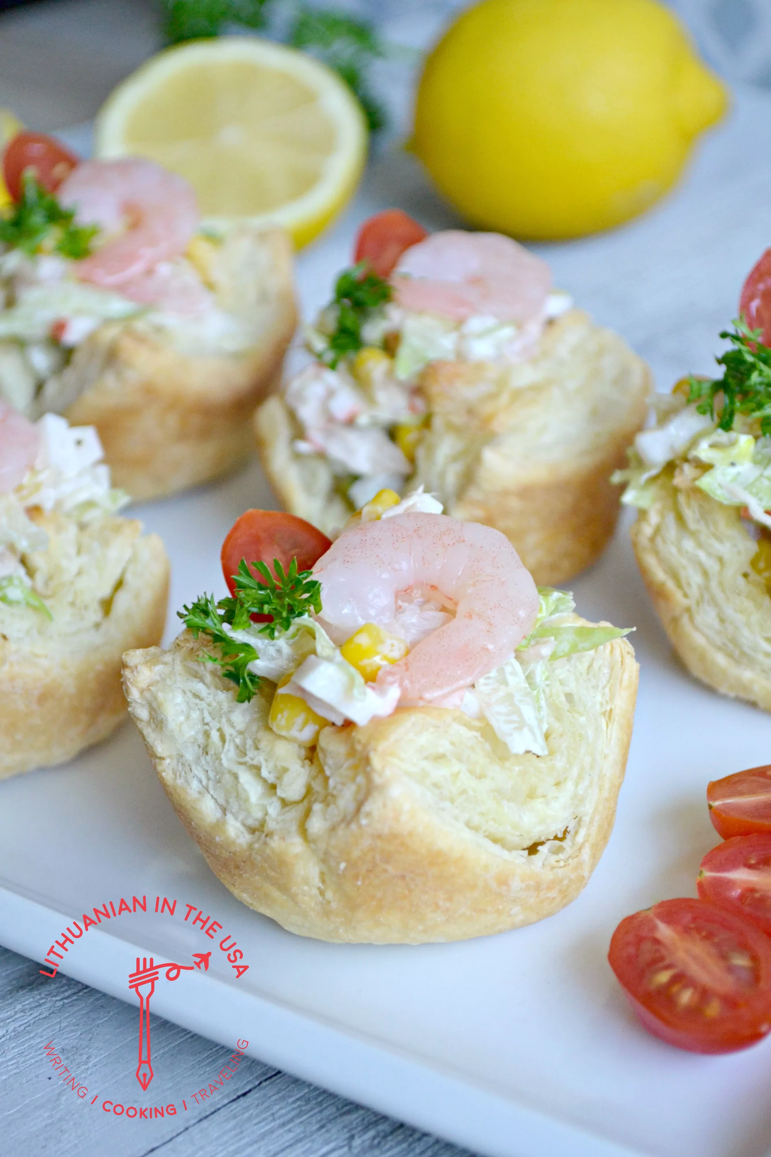 Įdaryti sluoksniuotos tešlos krepšeliai su krevečių, krabų lazdelių ir salotų įdaru