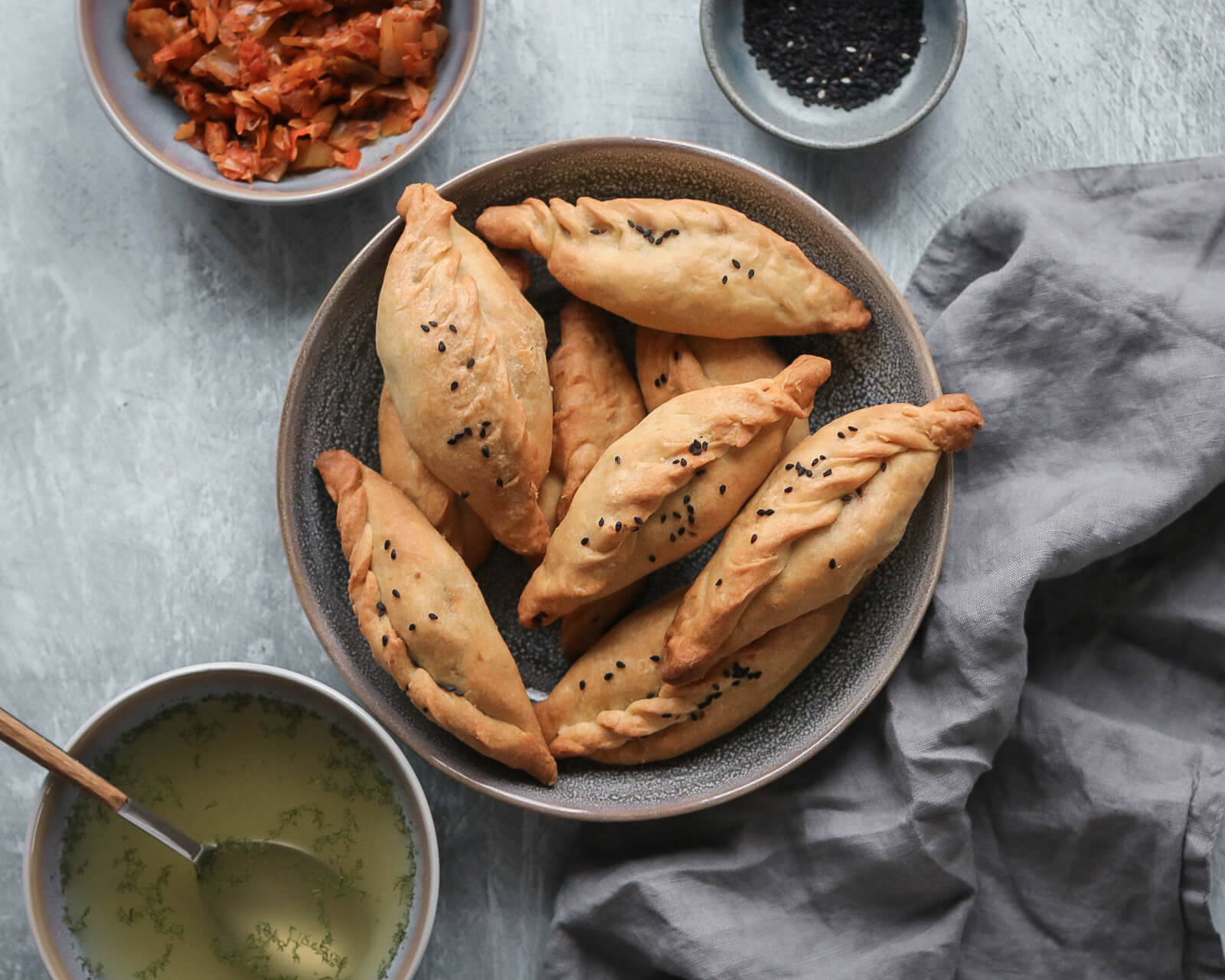Veganiški kibinai (pyragėliai) su kopūstais ir daržovėmis