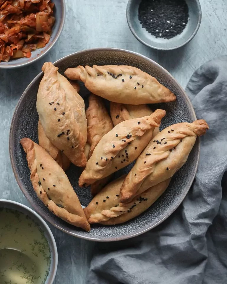 Veganiški kibinai (pyragėliai) su kopūstais ir daržovėmis