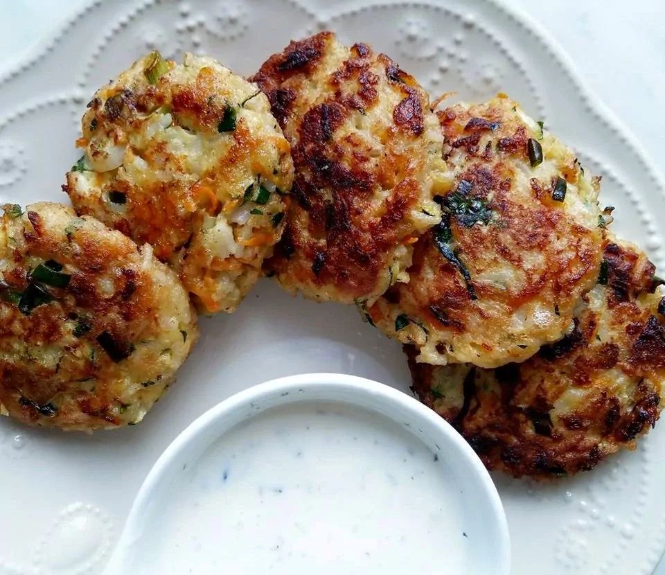 Vegetariški ryžių kotletai su morkomis, cukinijomis ir feta sūriu