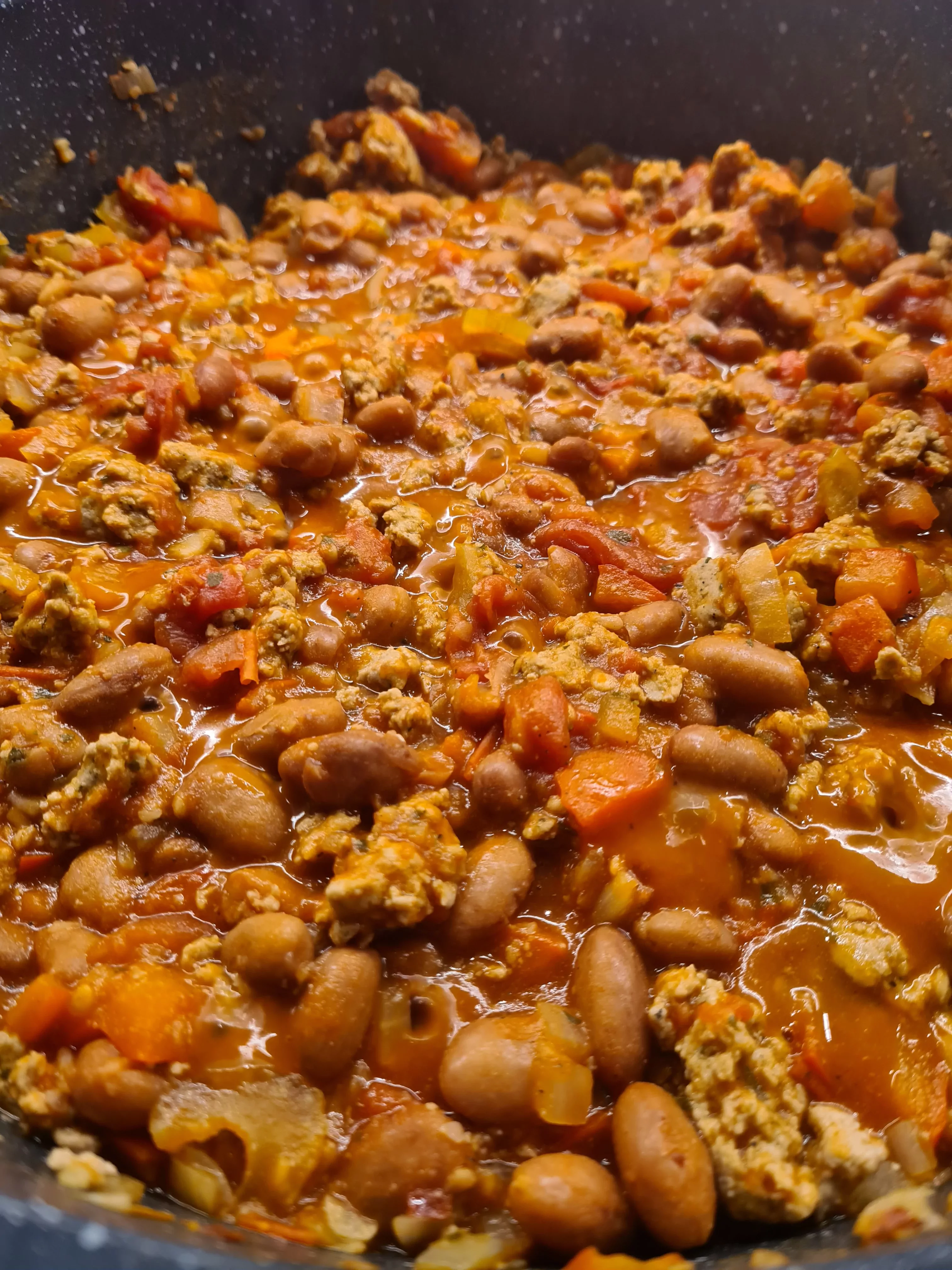 Paprastas maltos mėsos čili troškinys su konservuotais pomidorais, pupelėmis ir sūriu