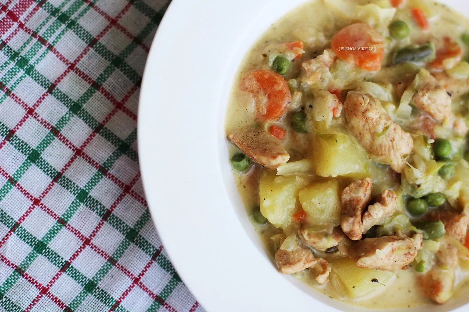 Рагу с курицей, овощами, картофелем, капустой и сметаной