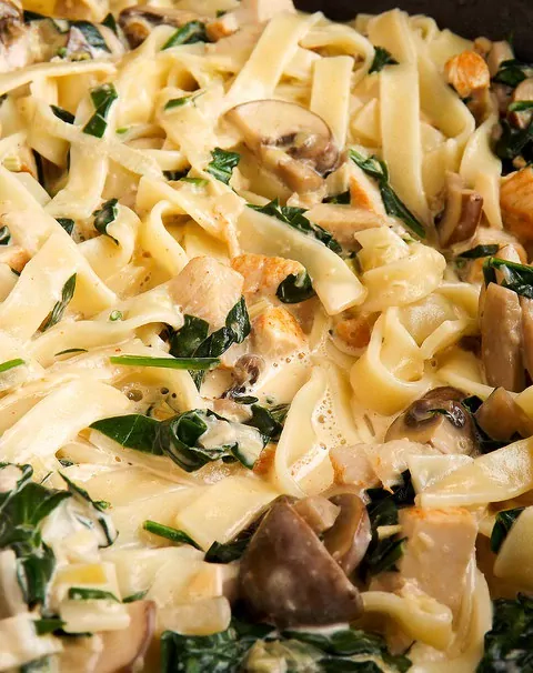 Паста с курицей и грибами, шпинатом и сливками