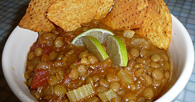 Meksikietiškas aštrus vegetariškas lęšių troškinys su salierais ir pomidorais