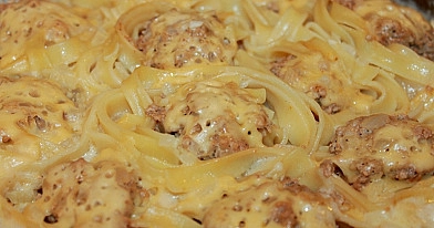 Гнезда из макарон с фаршем и сыром в сливочном соусе