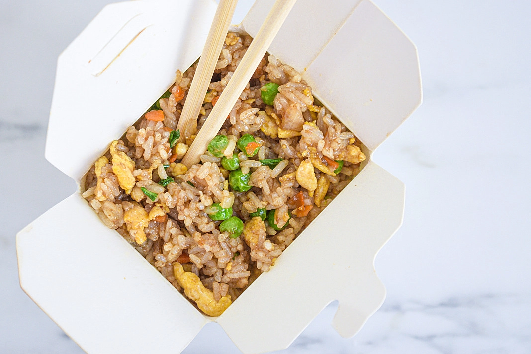 Жареный рис с яйцом и овощами по китайски