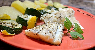 Тушеная рыба с овощами и картофелем в горшочке