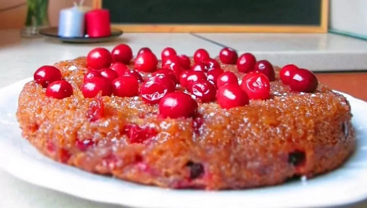 Apverstas spanguolių pyragas