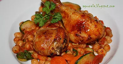 Vištienos blauzdelės su šiltomis daržovėmis