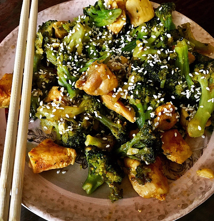 Куриное рагу по-азиатски с брокколи, медом, соевым соусом и кунжутом