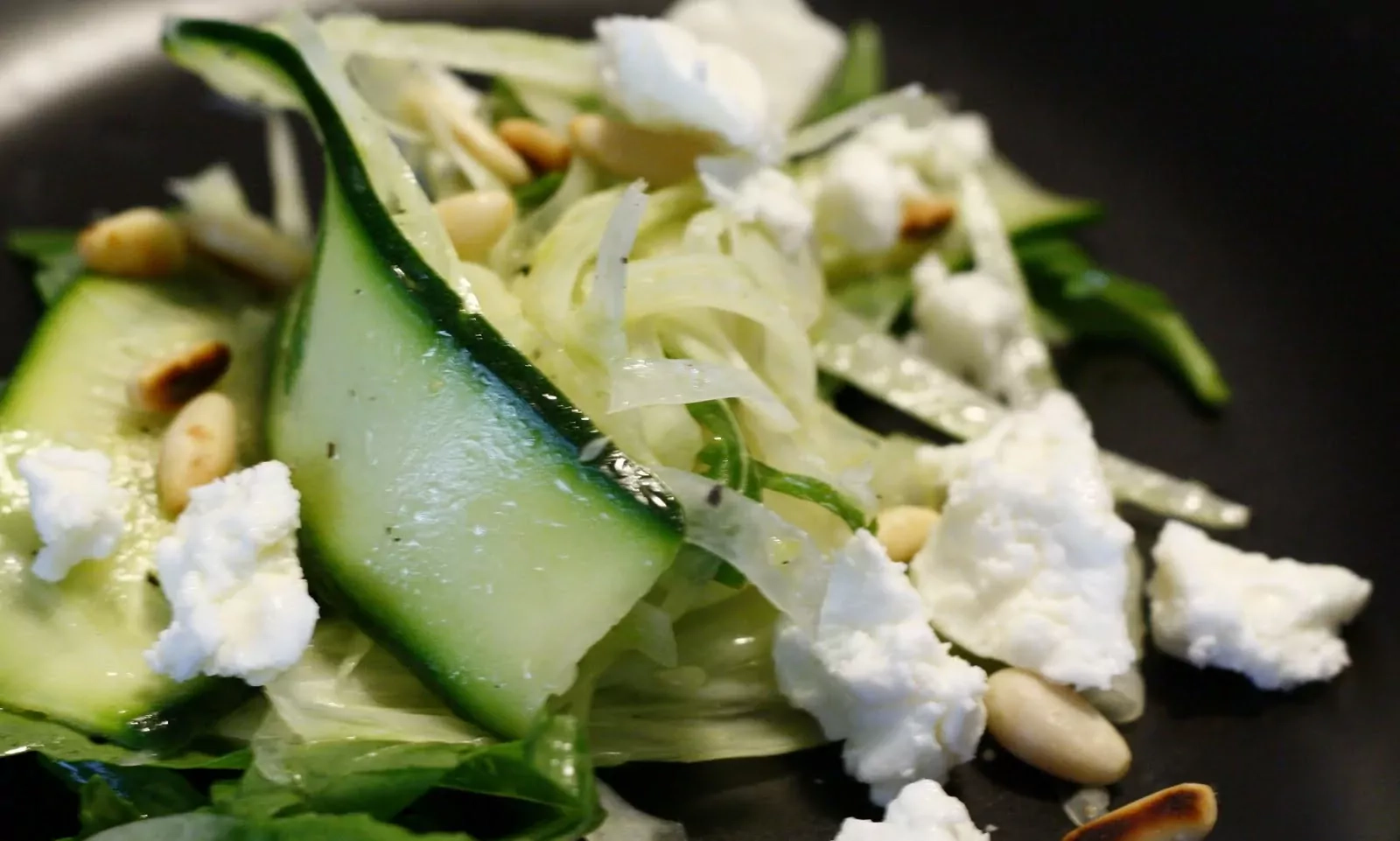 Cukinijų salotos su pankoliu, feta sūriu ir kedro riešutais