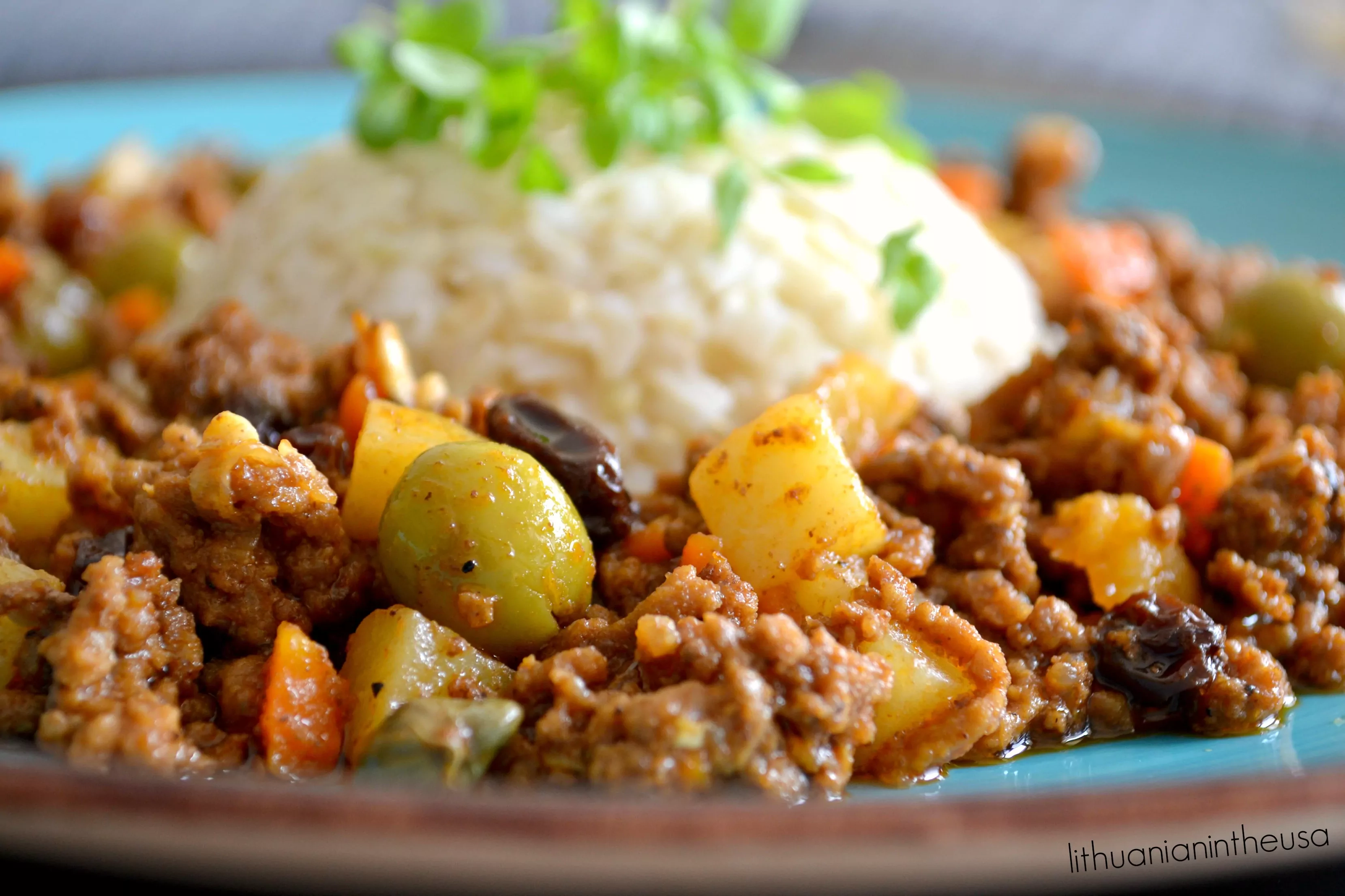 Кубинское рагу из говяжьего фарша с вином (Picadillo Cubano)