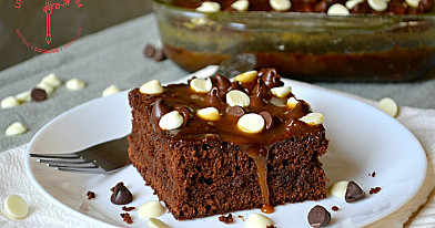 Šokoladinis pyragas (Brownie) su karamele ir šokolado pabarstukais