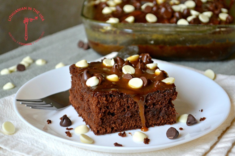 Šokoladinis pyragas (Brownie) su karamele ir šokolado pabarstukais