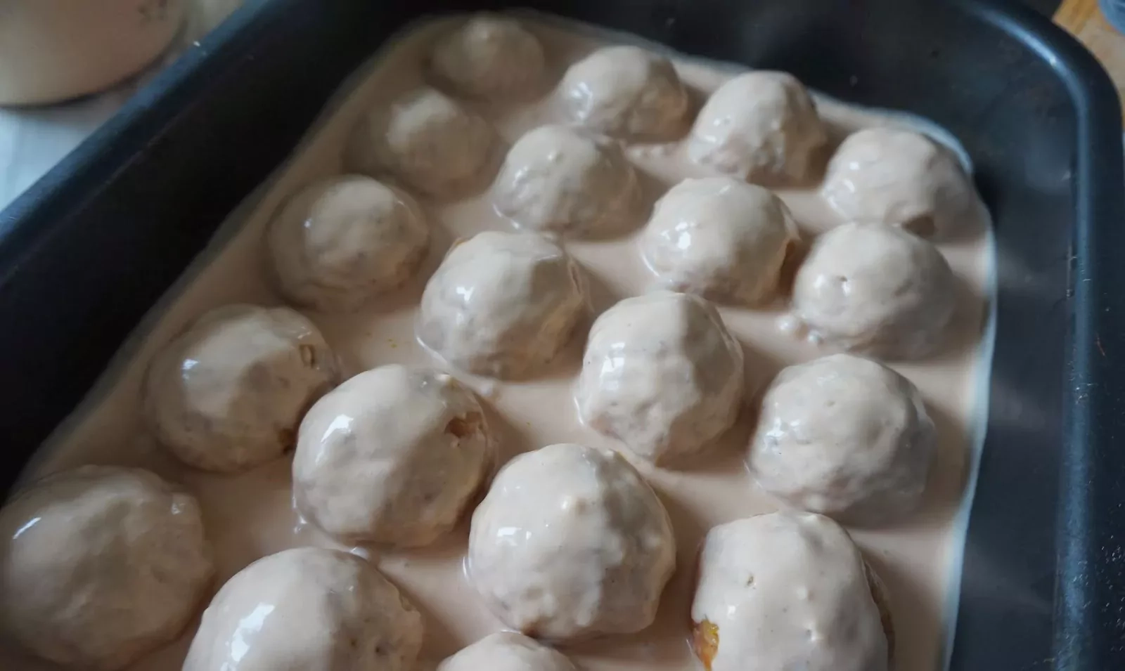 Mėsos faršo tefteliai baltame padaže, užkepti orkaitėje