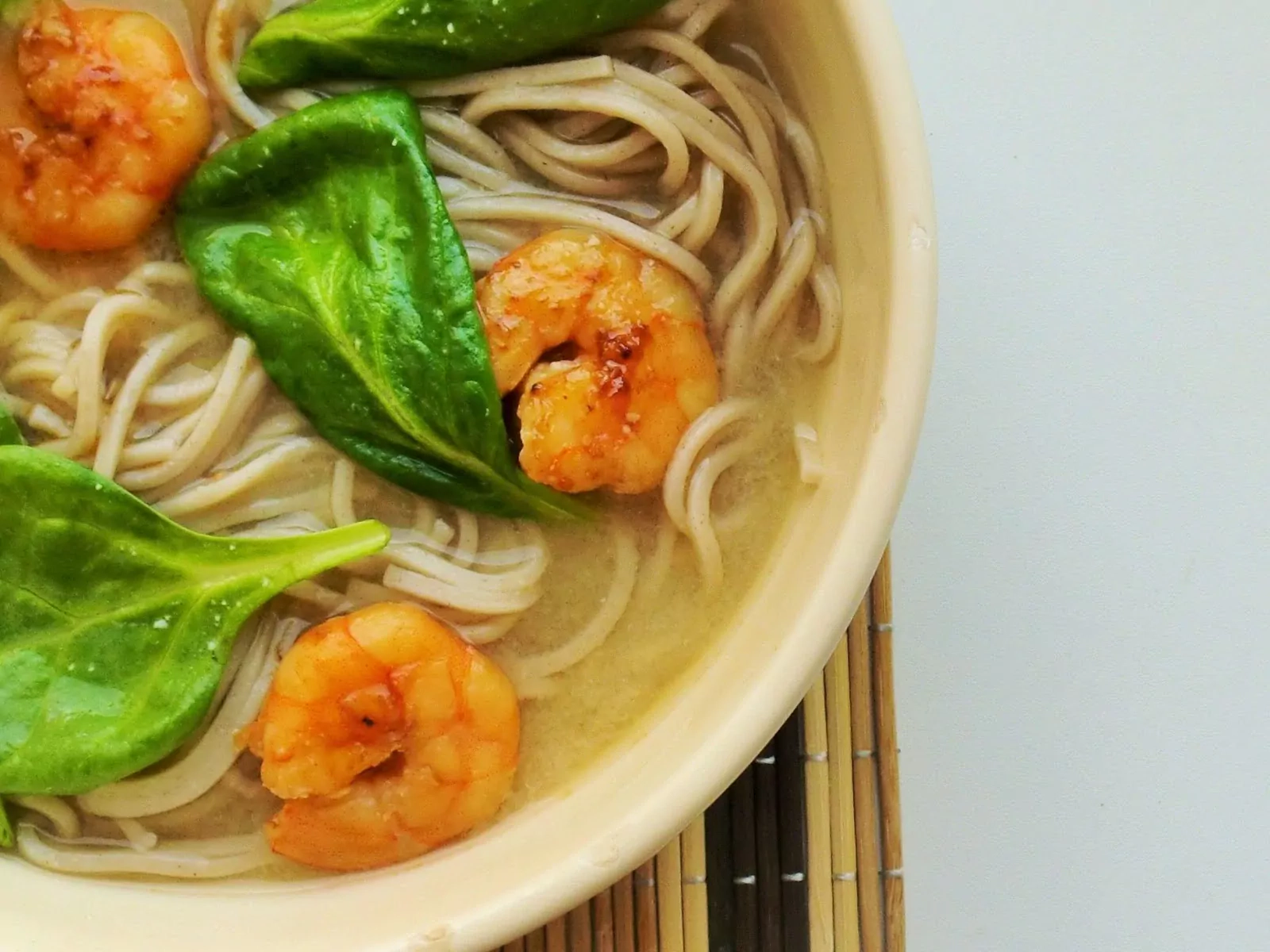 Japoniška Miso sriuba su krevetėmis ir soba makaronais