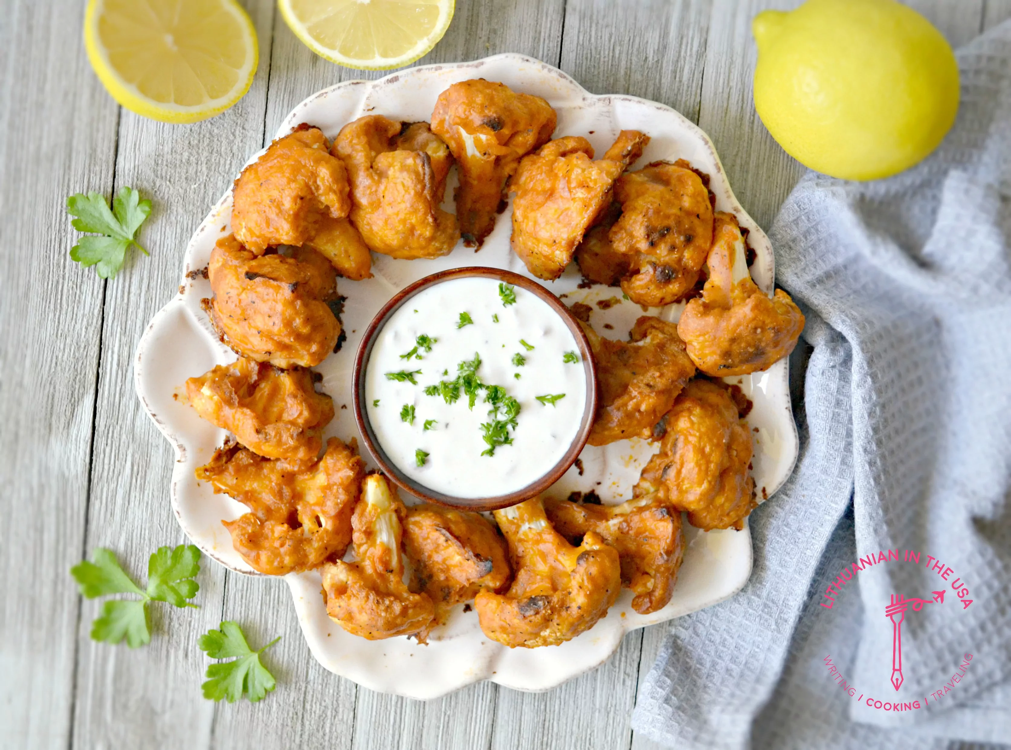 Kawałki kalafiora pieczone w piekarniku z sosem Buffalo