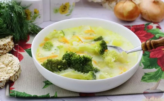 Brokolių sriuba su ryžiais, bulvėmis, morkomis ir lydytu sūriu