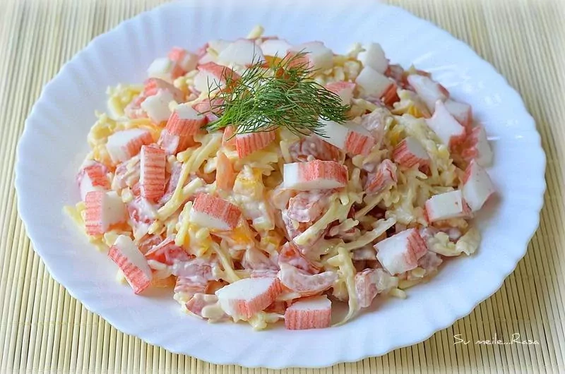 Krabų lazdelių salotos / mišrainė su pomidorais, paprikomis ir sūriu