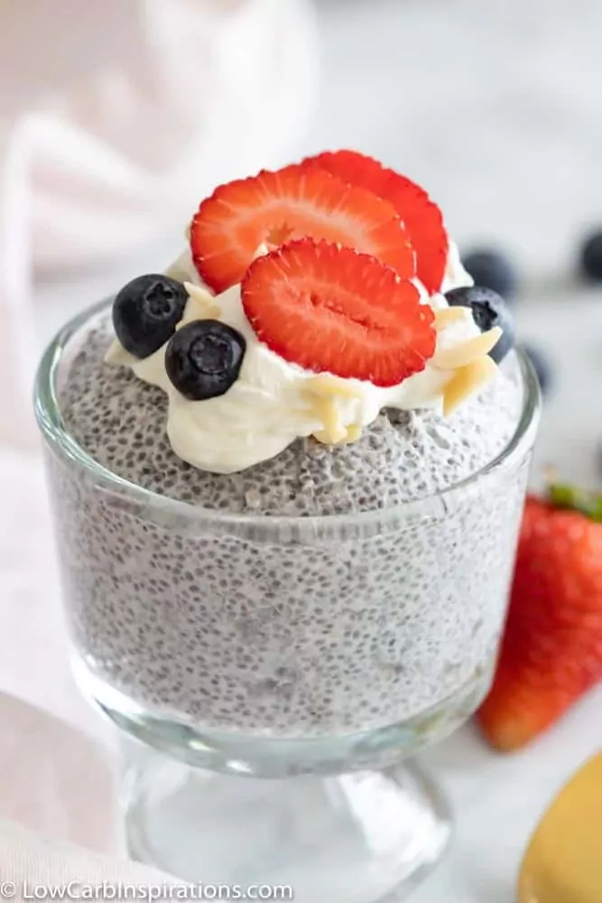 Keto chia pudingas su migdolų pienu, grietinėle ir šokolado drožlėmis