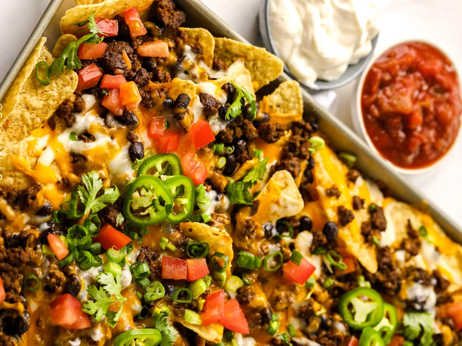 Nachos su malta jautiena, pupelėmis, kukurūzais, jalapenais ir sūriu