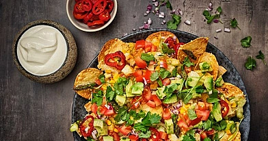 Kukurūzų traškučiai Nachos su vištiena, kukurūzais ir sūriu