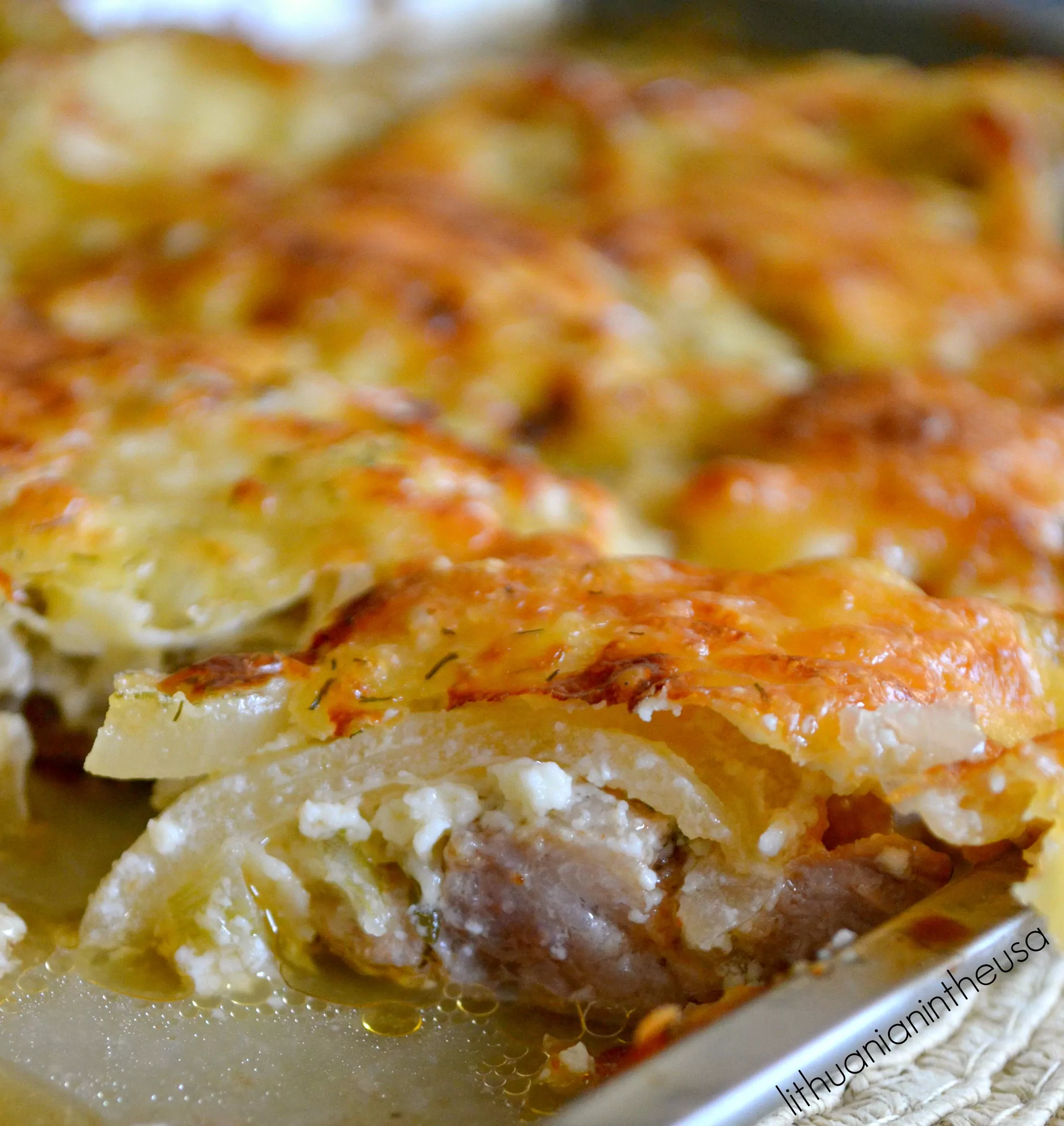 Skanūs ir greitai pagaminami kiaulienos nugarinės kepsneliai, orkaitėje su sūriu