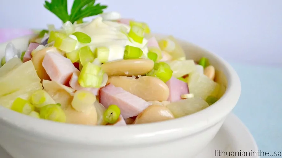 Sočios pupelių, kumpio ir ananasų salotos (mišrainė)