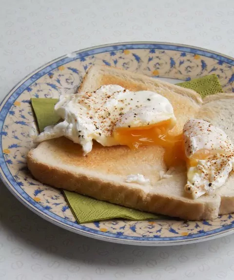 Skrebutis su avokadu ir kiaušiniu