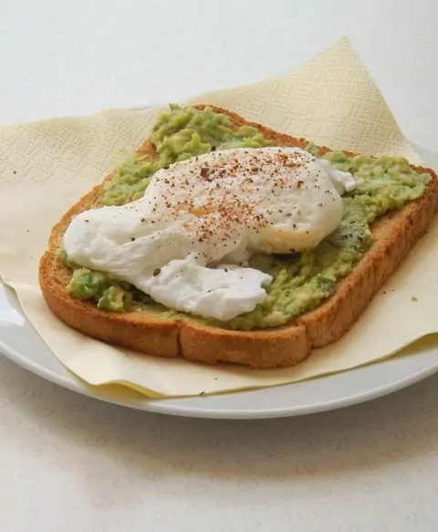 Skrebutis su avokadu ir kiaušiniu
