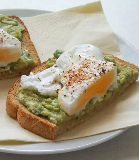 Skrebutis su avokadu ir kiaušiniu