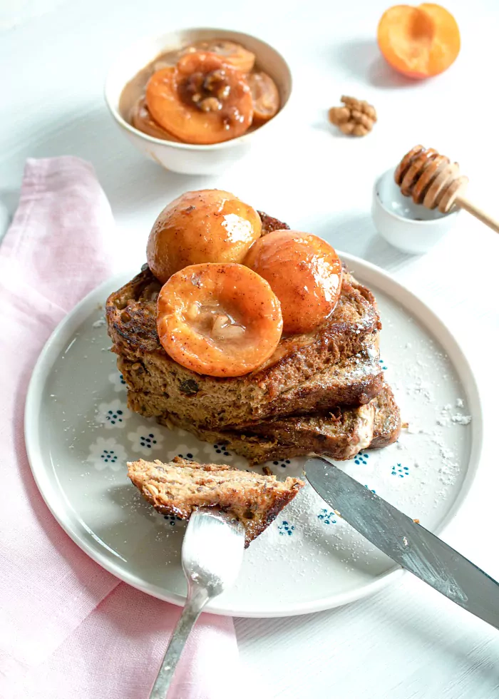 Prancūziškas skrebutis (French toast) su karamelizuotais abrikosais