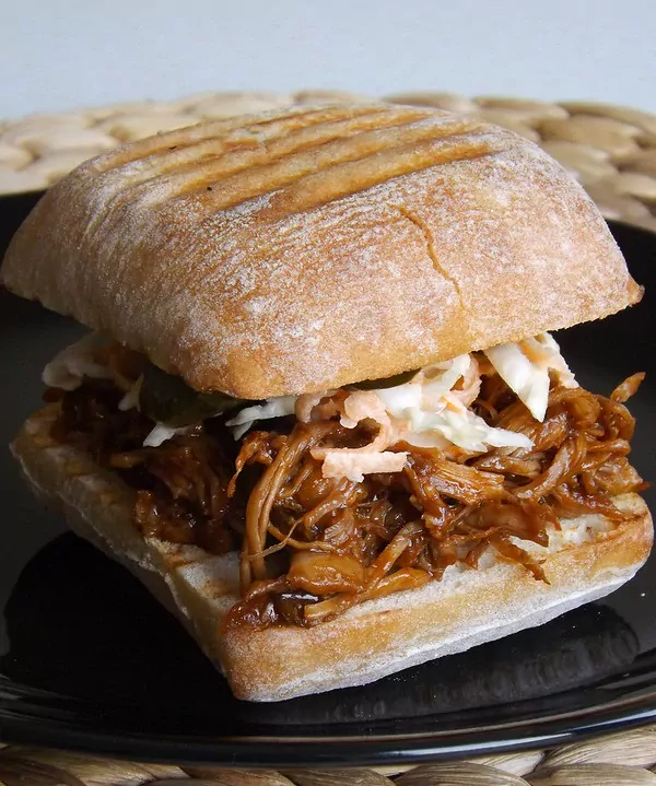 Mėsainiai su ilgai kepta plėšyta kiauliena