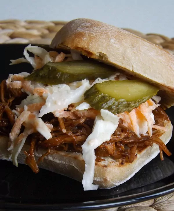 Mėsainiai su ilgai kepta plėšyta kiauliena